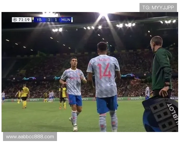 欧冠赛场惊现奇葩瞬间球迷闯入抢夺C罗球衣引热议