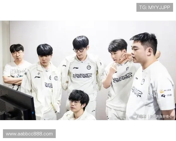 IG战队配合引发热议球迷对战术选择与团队默契展开激烈讨论